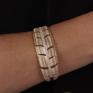 Bracelete Dourado de Pena Cravejado de Zircônia